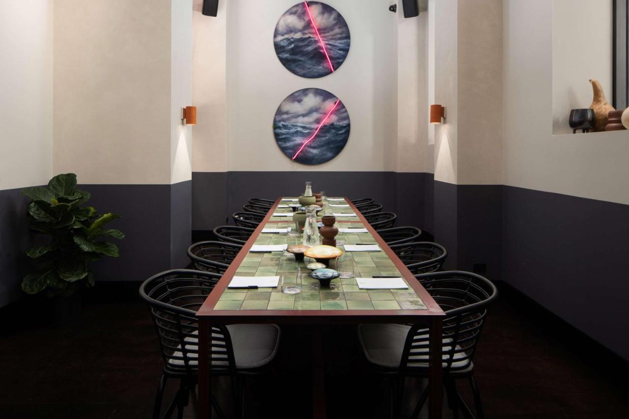 Qt Newcastle Hotell Exteriör bild The communal table at the restaurant